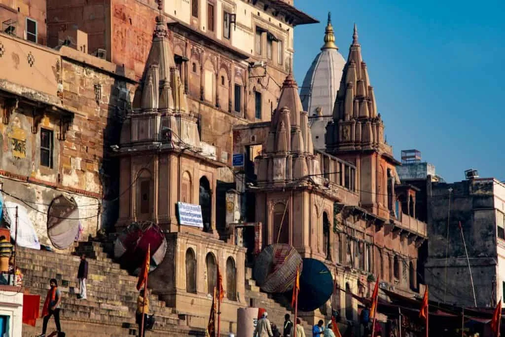 Phố cổ với các ngôi đền Hindu bằng đá bên sườn dãy nhà cũ