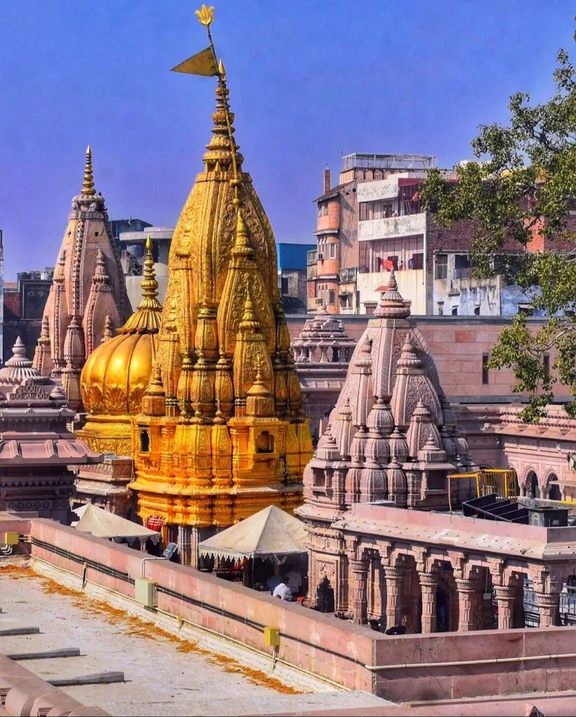 Quần thể đền Hindu với các tháp nhọn và mái vòm mạ vàng