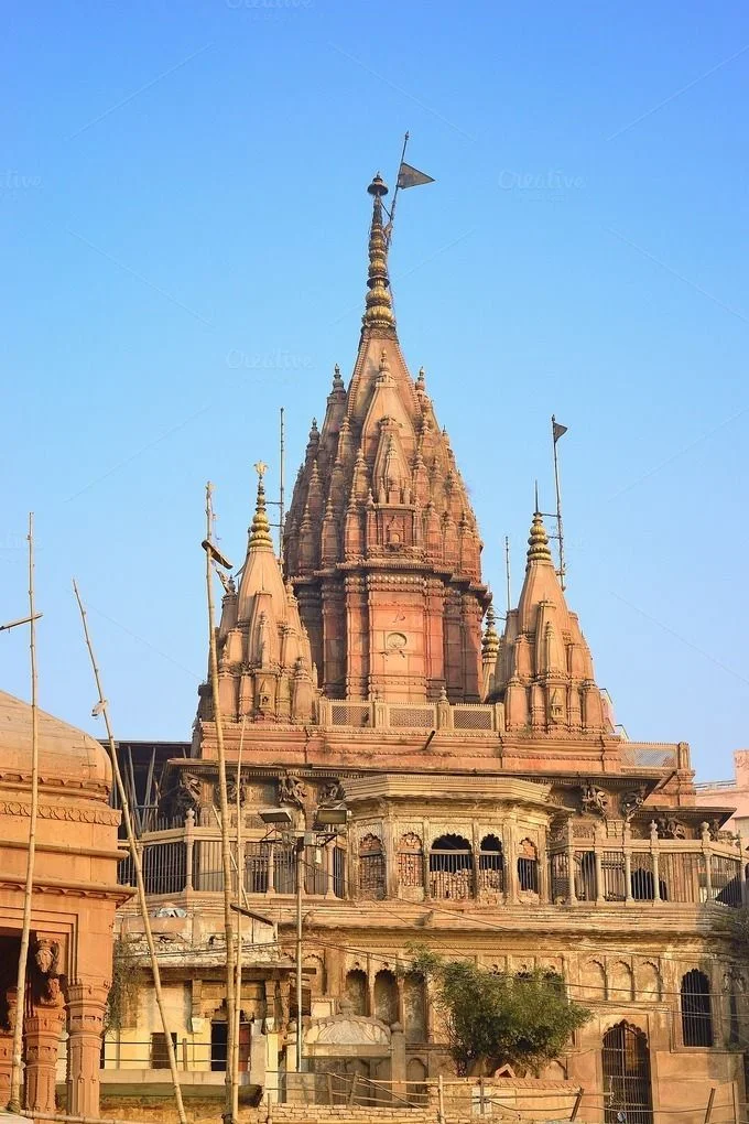 Ngôi đền Hindu cao với tháp nhọn và cờ trên nền trời xanh