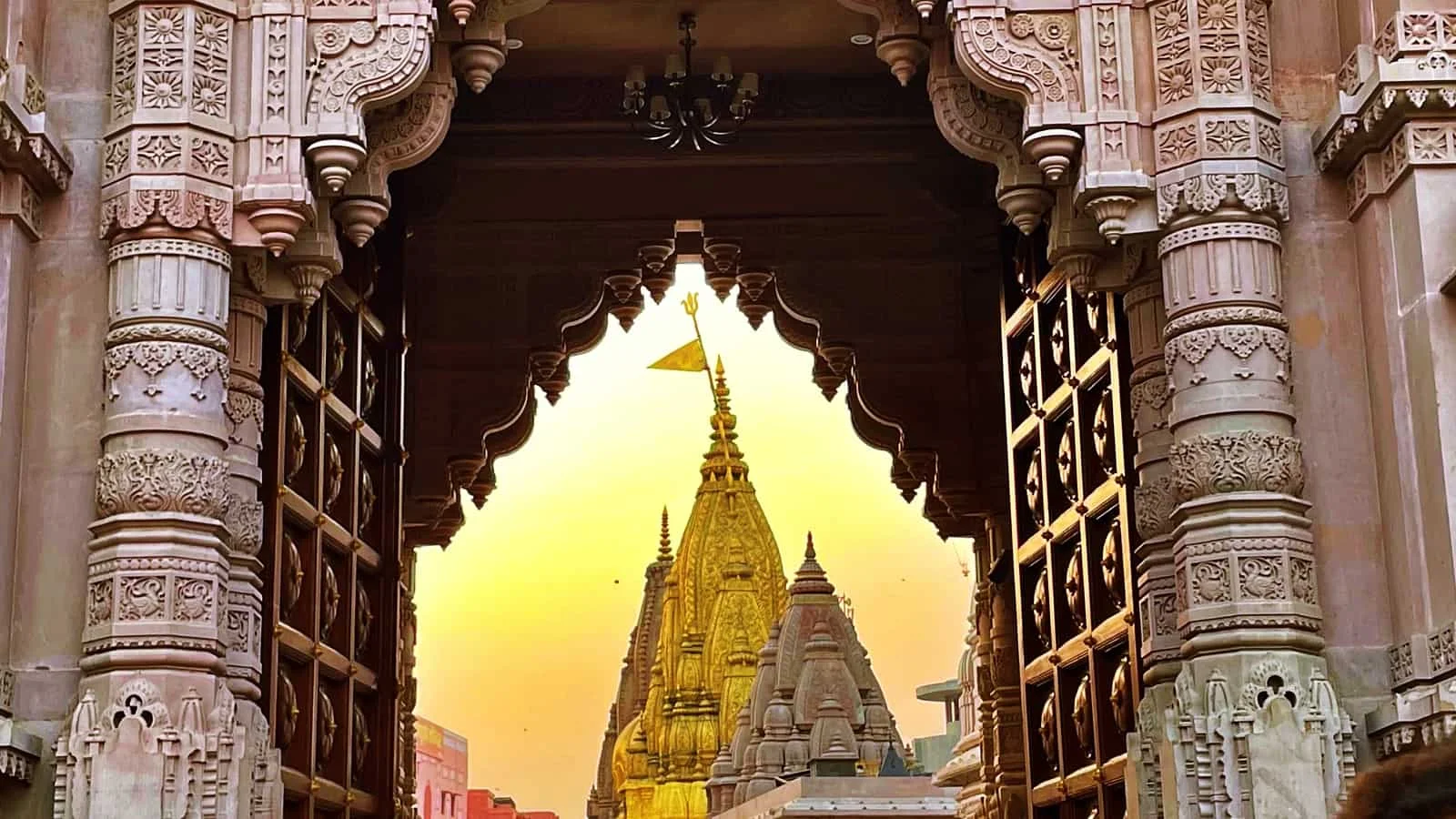 Cổng đền chạm khắc đá mở ra ngôi đền Hindu vàng óng