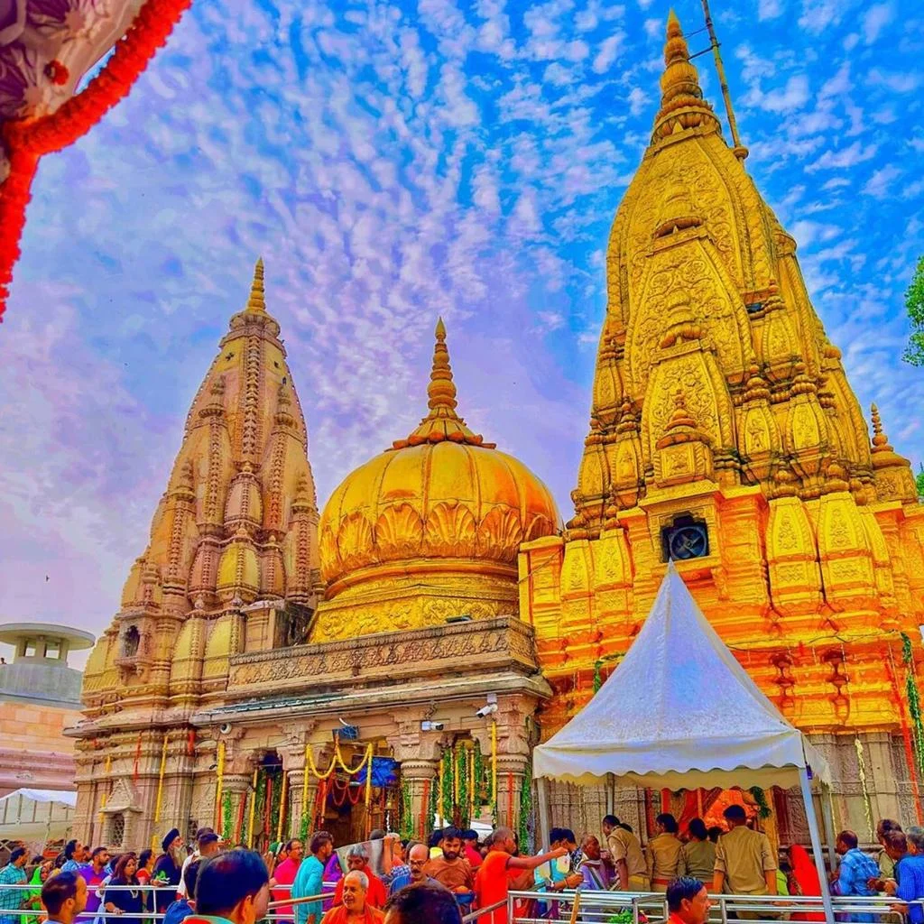 Ảnh chụp quần thể đền Hindu vàng rực dưới bầu trời xanh