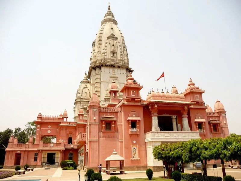 Ngôi đền Hindu màu đỏ hồng với tháp trắng cao ở trung tâm