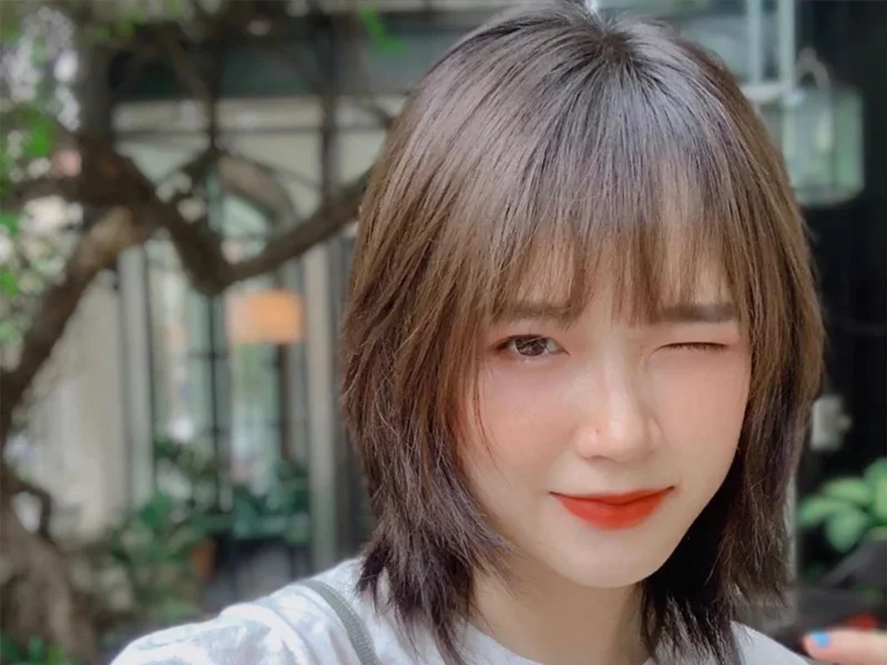 Cô gái tóc nữ ngắn mái thưa năng động