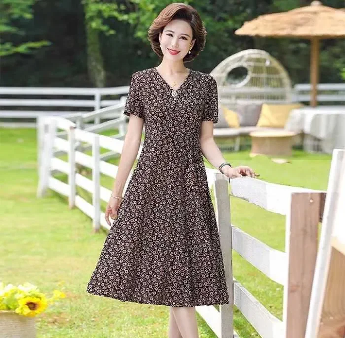 mẫu đầm trung niên cổ V