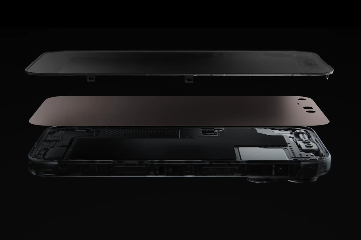 Mẫu iPhone 18 Pro Max được tháo rời, hiển thị màn hình, khung máy và các linh kiện bên trong trên nền đen