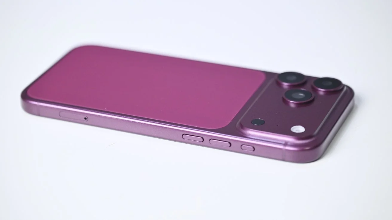 Mẫu iPhone 18 Pro Max màu tím với cụm ba camera sau trên nền trắng