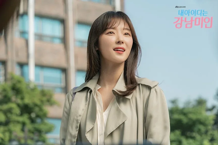 Hình ảnh nhân vật chính trong phim người đẹp gangnam với phong cách thời trang thanh lịch.