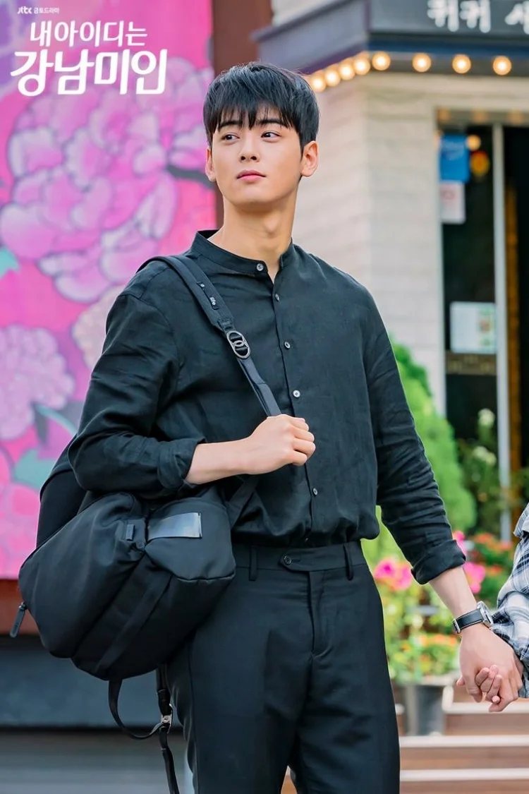Diễn viên Cha Eun-woo trong phim người đẹp gangnam với trang phục đen.