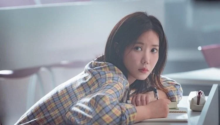 Im Soo Hyang trầm tư trong một cảnh quay Người đẹp Gangnam