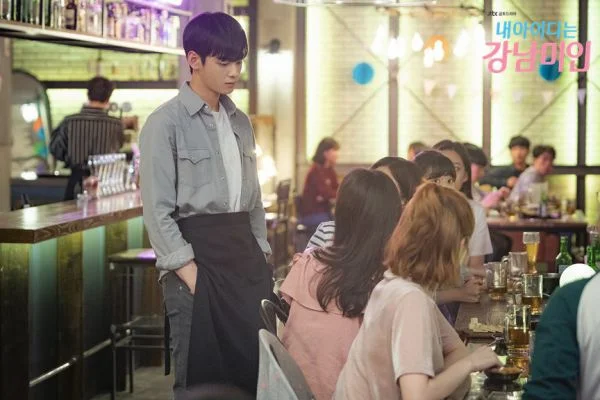 Cha Eun Woo làm việc tại quán bar trong Người đẹp Gangnam
