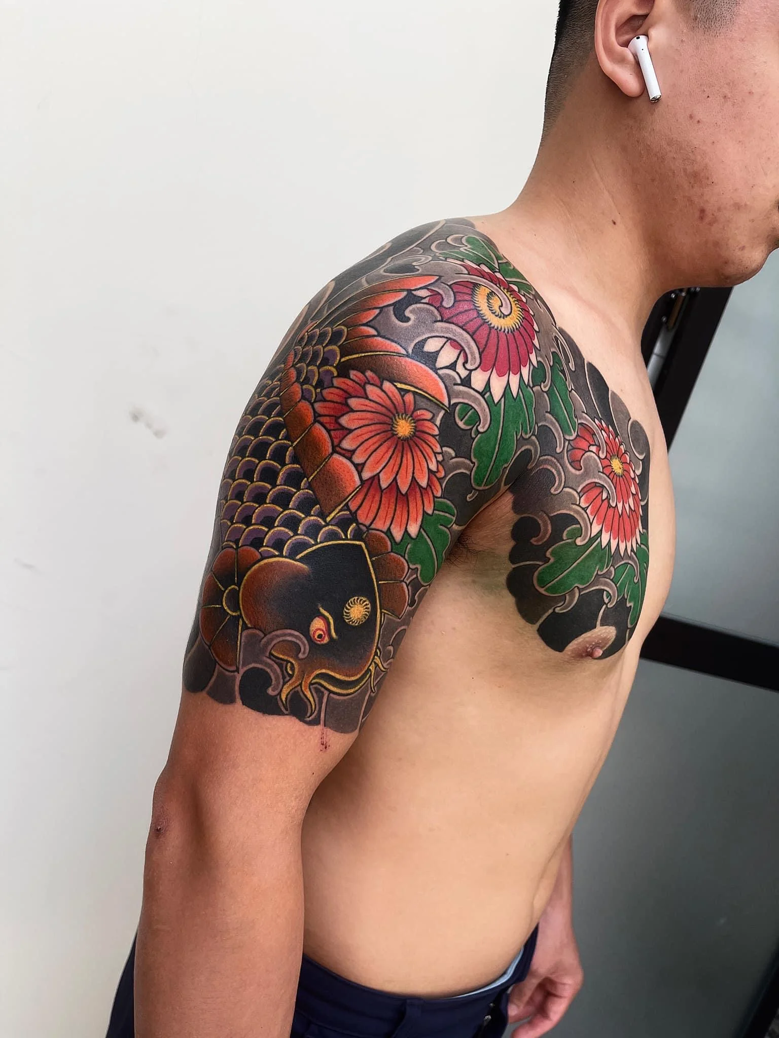 Hình xăm cá chép hoa cúc ở tay qua ngực
