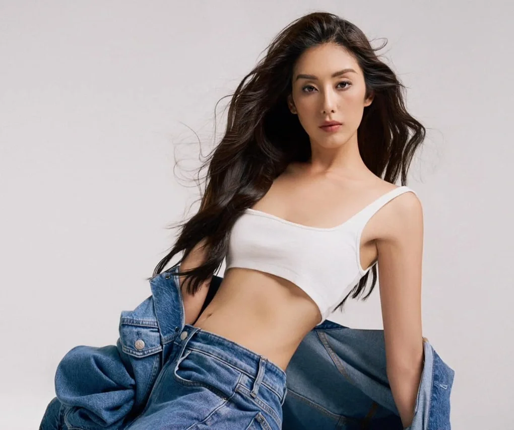 người mẫu tạo dáng năng động với áo croptop