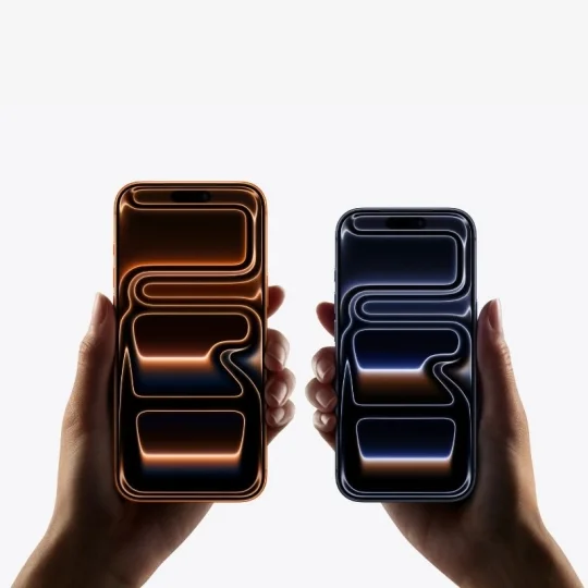 Hai chiếc điện thoại đại diện cho các tùy chọn màu iPhone 17 Pro Max sang trọng.