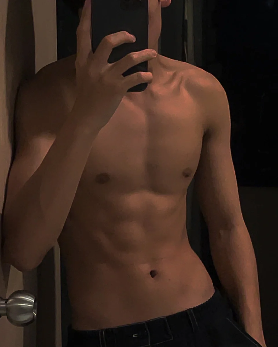 Ảnh selfie gương khoe cơ bụng 6 múi của nam giới
