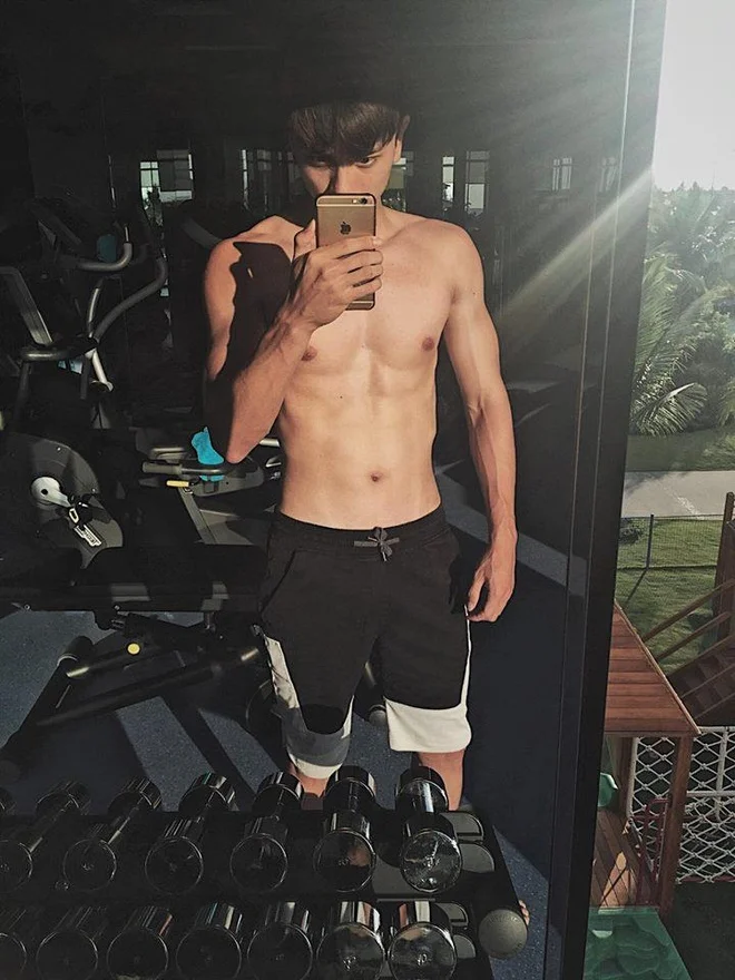 Hình ảnh chàng trai 6 múi săn chắc chụp ảnh selfie tại phòng tập gym