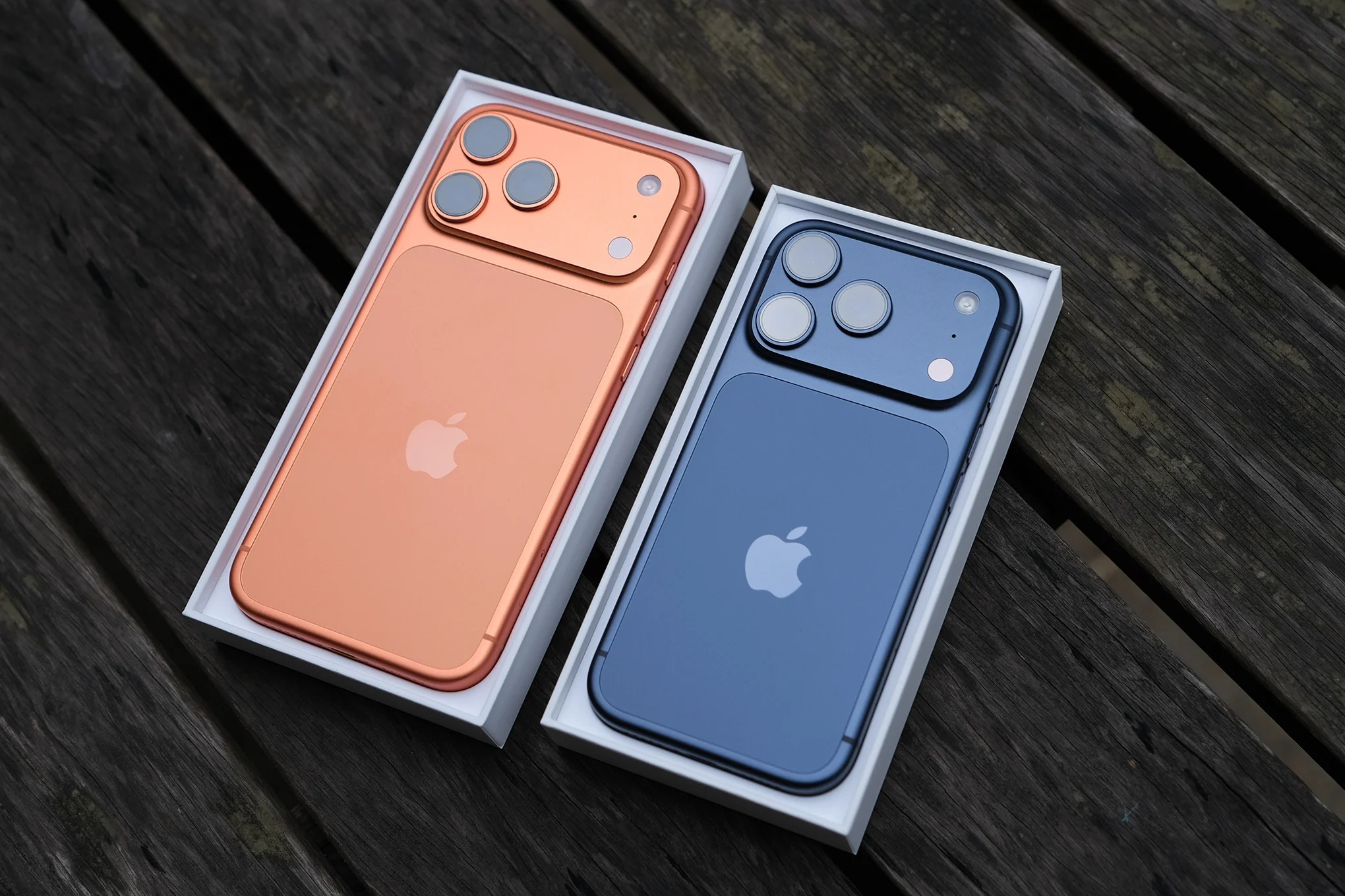 Hình ảnh concept của hình iphone 17 pro max với hai phiên bản màu sắc nổi bật trên mặt bàn gỗ.