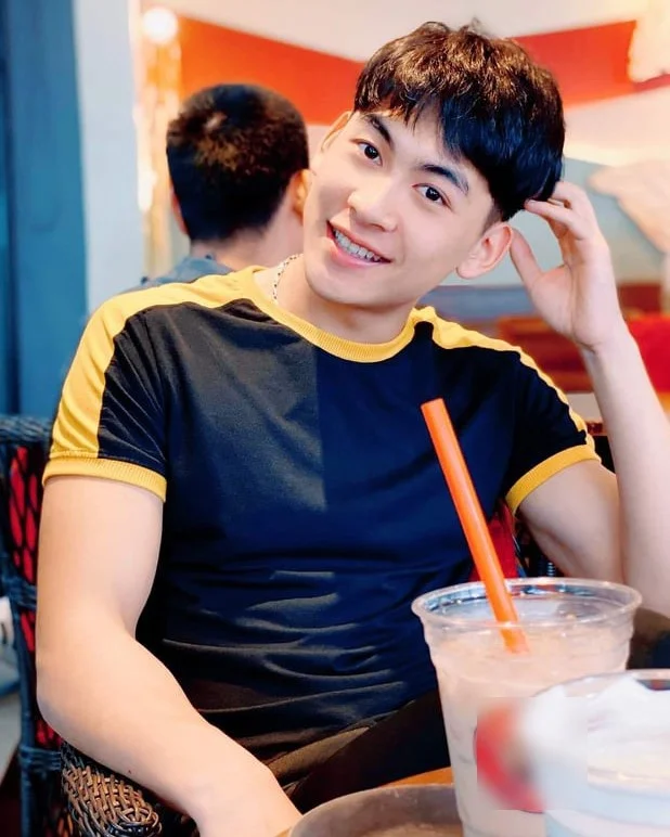Chàng trai đẹp trai ngồi quán cà phê